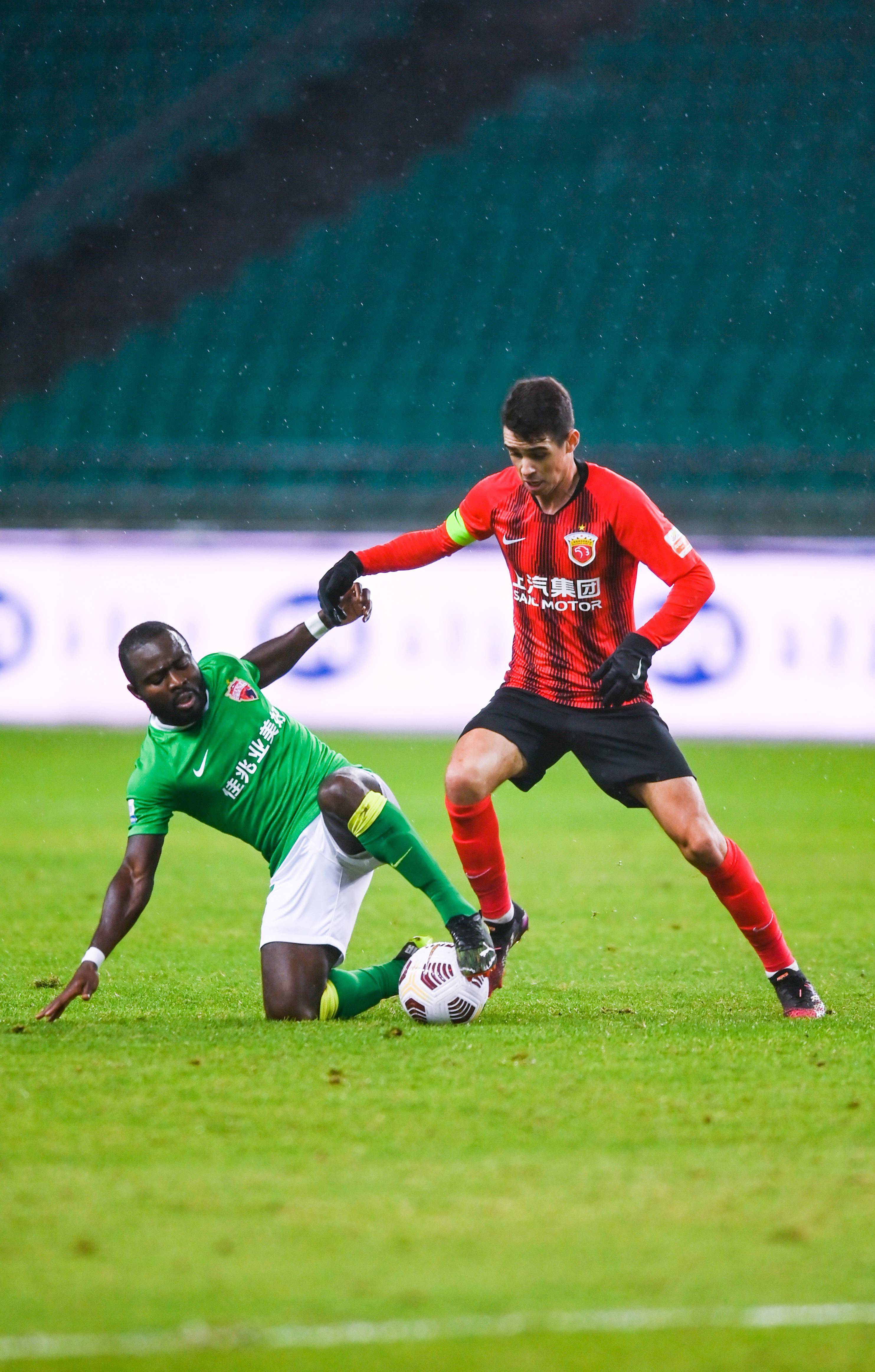 的中场提供 的中场提供