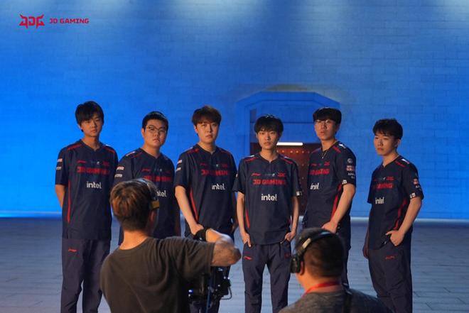 场互有攻守 场互有攻守